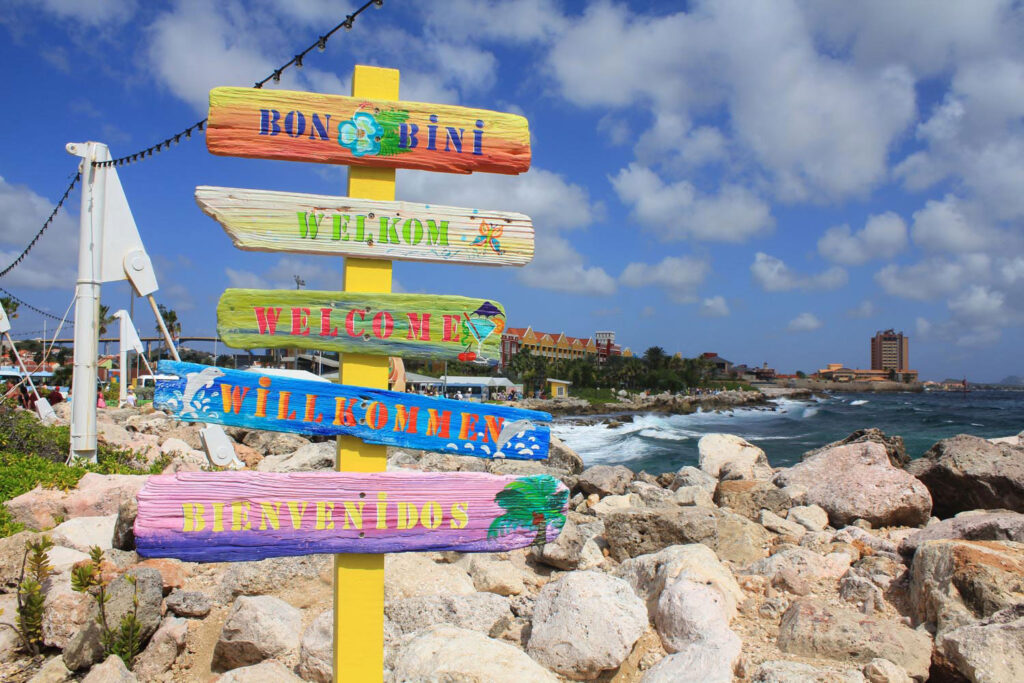 Multi-lingual welcome signs in Curaçao. Photo by Studio Barcelona/Shutterstock.com